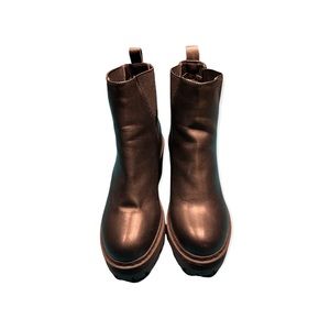 Woman’s Black Chelsea Boot w/heel